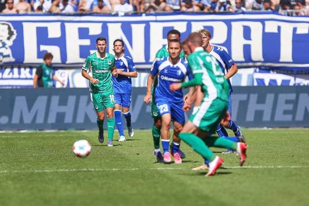 Magdeburg, Sachsen-Anhalt, Deutschland, 31.08.2025: Avnet Arena: 4. Spieltag, Saison 2025 26, 2. Fußball-Bundesliga: 1. FC Magdeburg - Greuther Fürth: Mehrere Spieler rund um den Ball; unter anderem Branimir Hrgota (10, Greuther Fürth) und Baris Atik (23, 1. FC Magdeburg)