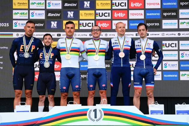 2025 UCI Para-cycling Road World Championships Picture by Olly Hassell SWpix.com - 31 08 2025 - Cycling - 2025 UCI Para-cycling Road World Championships - Ronse, Flanders, Belgium - Men B Road Race Podium - Federico Andreoli piloted by Francesco Di Felice (Italy) receiving the Gold Medals to become World Champions, Joan Sanso Riera piloted by Eloy Teruel Rovira (Spain) receiving the Silver Medal and Elie De Carvalho piloted by MickaÃ«l Guichard (France) receiving the Bronze Medal Copyright: x xSWpix.comx(t axPhotographyxHubxLtd)xOllyxHassell SWpix.comx SWP-3069-1762