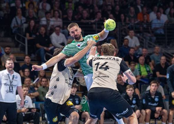 Handball, Herren, Saison 2025 2026, DAIKIN Handball-Bundesliga (1. Spieltag), Füchse Berlin - Bergischer HC, v.l. Eloy Morante Maldonado (BHC), Fabian Wiede (Füchse Berlin), Gerdas Babarskas (BHC), 31.08.2025, Copyright: xSebastianxRäppold MatthiasxKochx
