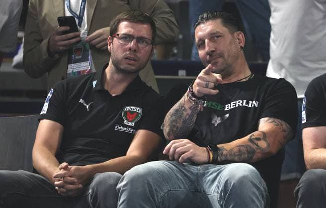 Trainer Jaron Siewert, Sportdirektor Stefan Kretzschmar Aktion Oberkörper Handball HBL Bundesliga Herren 1.Spieltag Saison 2025 2026 31.08.2025 Füchse Berlin vs. Bergischer HC