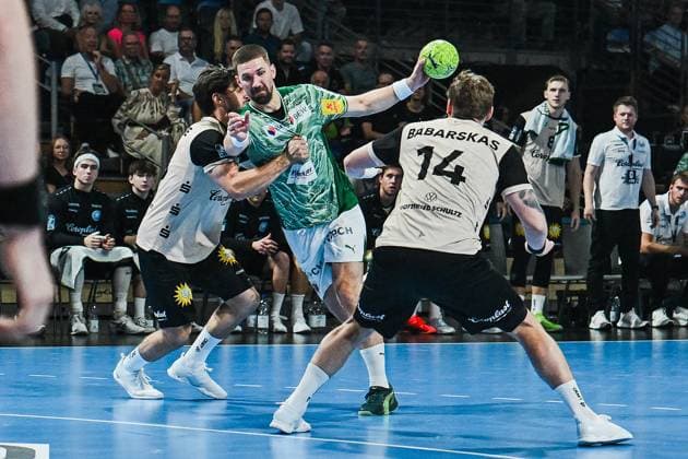 31.08.2025, xlakx, Handball Daikin HBL, Fuechse Berlin - Bergischer HC v.l. Fabian Wiede (Fuechse Berlin), Gerdas Babarskas (Bergischer HC) Zweikampf, Duell, Kampf, tackle Berlin