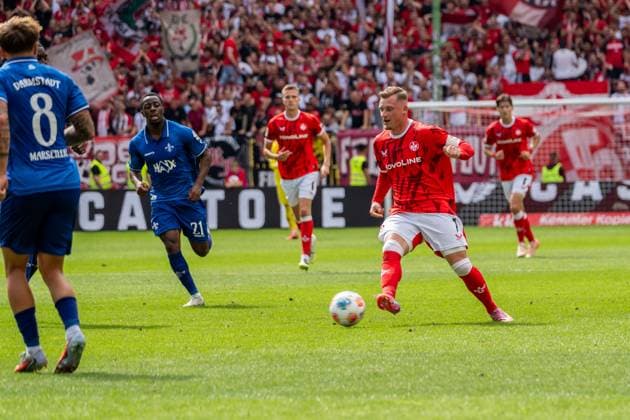 Spielszene, Offensivaktion, v.l. Luca Marseiler (SV Darmstadt 98, 08), Merveille Papela (SV Darmstadt 98, 21), Marlon Ritter (1. FC Kaiserslautern, 07), GER, 1. FC Kaiserslautern vs. SV Darmstadt 98, Fussball, 2. Bundesliga, 4. Spieltag, Saison 2025 2026, 31.08.2025, DFL REGULATIONS PROHIBIT ANY USE OF PHOTOGRAPHS AS IMAGE SEQUENCES AND OR QUASI-VIDEO, GER, 1. FC Kaiserslautern vs. SV Darmstadt 98, Fussball, 2. Bundesliga, 4. Spieltag, Saison 2025 2026, 31.08.2025 Kaiserslautern