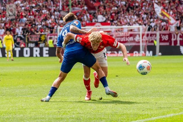 Spielszene, Zweikampf, Ballaktion, v.l. Luca Marseiler (SV Darmstadt 98, 08), Mika Haas (1. FC Kaiserslautern, 22), GER, 1. FC Kaiserslautern vs. SV Darmstadt 98, Fussball, 2. Bundesliga, 4. Spieltag, Saison 2025 2026, 31.08.2025, DFL REGULATIONS PROHIBIT ANY USE OF PHOTOGRAPHS AS IMAGE SEQUENCES AND OR QUASI-VIDEO, GER, 1. FC Kaiserslautern vs. SV Darmstadt 98, Fussball, 2. Bundesliga, 4. Spieltag, Saison 2025 2026, 31.08.2025 Kaiserslautern