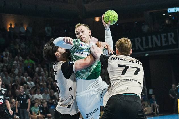 31.08.2025, xlakx, Handball Daikin HBL, Fuechse Berlin - Bergischer HC v.l. Aron Seesing (Bergischer HC), Mathias Gidsel (Fuechse Berlin), Johannes Wasielewski (Bergischer HC) Zweikampf, Duell, Kampf, tackle Berlin