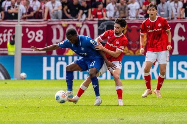Spielszene, Zweikampf, v.l. Merveille Papela (SV Darmstadt 98, 21), Semih Sahin (1. FC Kaiserslautern, 08), Jisoo Kim (1. FC Kaiserslautern, 05), GER, 1. FC Kaiserslautern vs. SV Darmstadt 98, Fussball, 2. Bundesliga, 4. Spieltag, Saison 2025 2026, 31.08.2025, DFL REGULATIONS PROHIBIT ANY USE OF PHOTOGRAPHS AS IMAGE SEQUENCES AND OR QUASI-VIDEO, GER, 1. FC Kaiserslautern vs. SV Darmstadt 98, Fussball, 2. Bundesliga, 4. Spieltag, Saison 2025 2026, 31.08.2025 Kaiserslautern