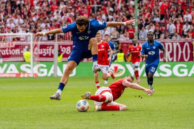 Spielszene, Zweikampf, Sprung, v.l. Fraser Hornby (SV Darmstadt 98, 09), Luca Sirch (1. FC Kaiserslautern, 31), GER, 1. FC Kaiserslautern vs. SV Darmstadt 98, Fussball, 2. Bundesliga, 4. Spieltag, Saison 2025 2026, 31.08.2025, DFL REGULATIONS PROHIBIT ANY USE OF PHOTOGRAPHS AS IMAGE SEQUENCES AND OR QUASI-VIDEO, GER, 1. FC Kaiserslautern vs. SV Darmstadt 98, Fussball, 2. Bundesliga, 4. Spieltag, Saison 2025 2026, 31.08.2025 Kaiserslautern