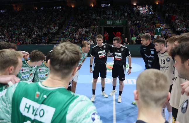 GER HBL Saison 2025 2026 FÜCHSE Berlin vs Bergischer HC, 31.08.25, Max-Schmeling-Halle, Berlin, Begrüßung, vor dem Spiel, beide Teams, Schiedsrichter