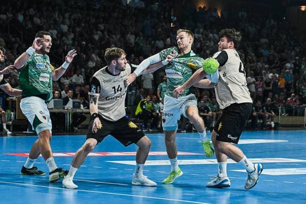 31.08.2025, xlakx, Handball Daikin HBL, Fuechse Berlin - Bergischer HC v.l. Gerdas Babarskas (Bergischer HC), Mathias Gidsel (Fuechse Berlin), Aron Seesing (Bergischer HC) Zweikampf, Duell, Kampf, tackle Berlin