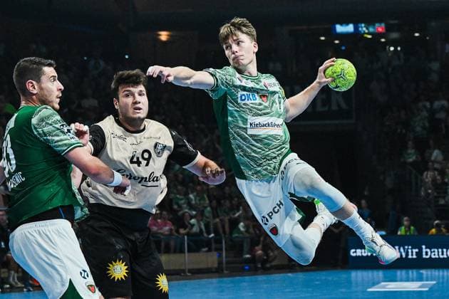 31.08.2025, xlakx, Handball Daikin HBL, Fuechse Berlin - Bergischer HC v.l. Mijajlo Marsenic (Fuechse Berlin),Aron Seesing (Bergischer HC), Nils Lichtlein (Fuechse Berlin) setzt zum Sprungwurf an Berlin