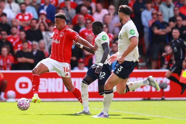 Nottingham Forest FC v West Ham United FC, English Premier League Dan Ndoye of Nottingham Forest runs past El Hadji Malick Diouf of West Ham United during the Nottingham Forest FC v West Ham United FC English Premier League match at the City Ground, Nottingham, England, United Kingdom on 31 August 2025 Credit: Ryan Crockett Every Second Media Editorial use only. All images are copyright Every Second Media Limited. No images may be reproduced without prior permission. All rights reserved. Premier League and Football League images are subject to licensing agreements with Football DataCo Limited. see https: www.football-dataco.com Copyright: xIMAGO EveryxSecondxMediax ESM-1571-0032 RyanxCrockettx xEveryxSecondxMediax