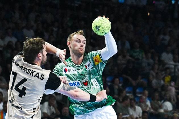 31.08.2025, xlakx, Handball Daikin HBL, Fuechse Berlin - Bergischer HC v.l. Gerdas Babarskas (Bergischer HC), Mathias Gidsel (Fuechse Berlin) Zweikampf, Duell, Kampf, tackle Berlin