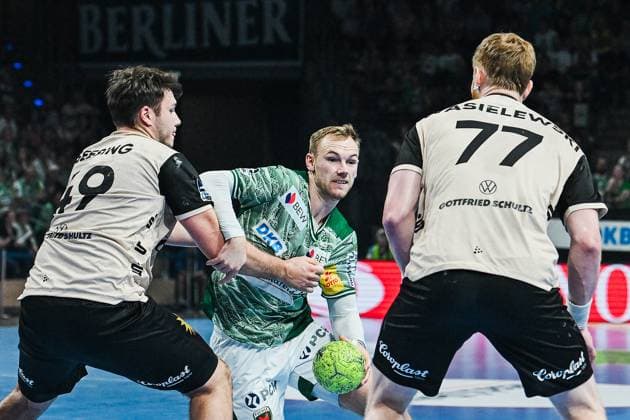 31.08.2025, xlakx, Handball Daikin HBL, Fuechse Berlin - Bergischer HC v.l. Aron Seesing (Bergischer HC), Mathias Gidsel (Fuechse Berlin), Johannes Wasielewski (Bergischer HC) Zweikampf, Duell, Kampf, tackle Berlin
