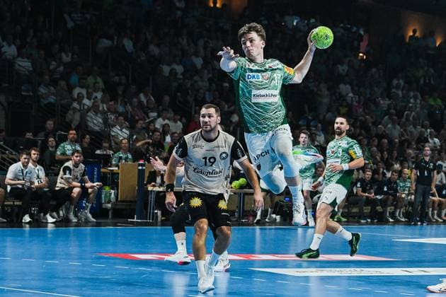 31.08.2025, xlakx, Handball Daikin HBL, Fuechse Berlin - Bergischer HC v.l. Tomas Babak (Bergischer HC), Nils Lichtlein (Fuechse Berlin) setzt zum Sprungwurf an Berlin