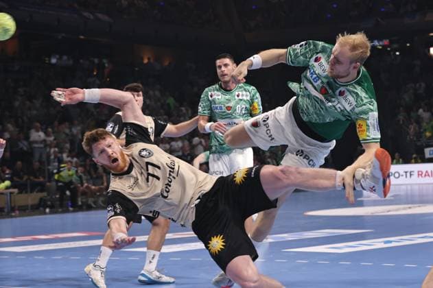 Johannes Wasielewski, Matthes Langhoff Zweikampf Spielszene Aktion Handball HBL Bundesliga Herren 1.Spieltag Saison 2025 2026 31.08.2025 Füchse Berlin vs. Bergischer HC