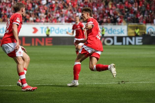 31.08.2025, xmohx, Fussball 2.Bundesliga, 1.FC Kaiserslautern - SV Darmstadt 98 v.l. Torjubel nach dem Tor zum celebrating the goal celebrate 1:1 durch Naatan Mikael Skyttä (1. FC Kaiserslautern) (DFL DFB REGULATIONS PROHIBIT ANY USE OF PHOTOGRAPHS as IMAGE SEQUENCES and or QUASI-VIDEO) Kaiserslautern