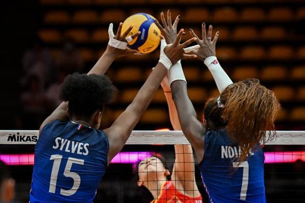China v France - FIVB Women’s World Volleyball Championship BANGKOK, THAILAND - AUGUST 31: Amandha Sylves (15) and Iman Ndiaye (7) of France in action during the FIVB Women s World Volleyball Championship match between China and France at Huamark Indoor Stadium in Bangkok, Thailand on August 31, 2025. Mustafa Hatipoglu Anadolu Bangkok Thailand. Editorial use only. Please get in touch for any other usage.  Copyright: x2025xAnadoluxMustafaxHatipoglux