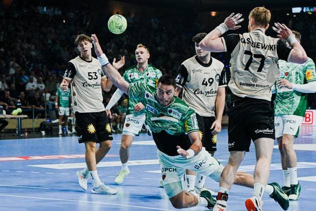 31.08.2025, xlakx, Handball Daikin HBL, Fuechse Berlin - Bergischer HC v.l. Mijajlo Marsenic (Fuechse Berlin),Aron Seesing (Bergischer HC), Johannes Wasielewski (Bergischer HC) wirft Tor, Torschuetze, erzielt Tor, Treffer, scores the goal Berlin