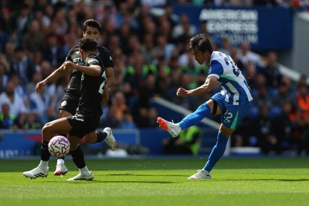 Football - 2025 2026 Premier League - Brighton & Hove Albion vs Manchester City - Amex Stadium - Sunday 31st August 2025 Kaoru Mitoma of Brighton goes close with a shot during the Premier League match at the Amex Stadium COLORSPORT Shaun Boggust 