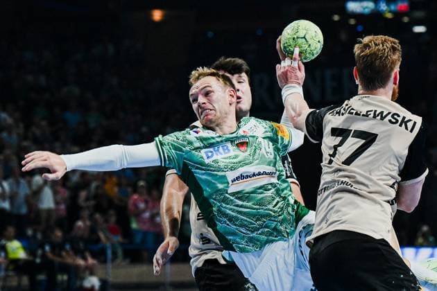 31.08.2025, xlakx, Handball Daikin HBL, Fuechse Berlin - Bergischer HC v.l. Mathias Gidsel (Fuechse Berlin), Johannes Wasielewski (Bergischer HC) Zweikampf, Duell, Kampf, tackle Berlin