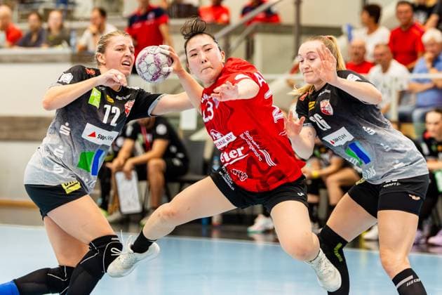 31.08.2025, GER, Handball, Frauen, Saison 2025 2026, Alsco 1.Bl, 1.Spieltag, Thueringer HC - SV Union Halle-Neustadt Wildcats Natsuki Aizawa (Thueringer HC,23) Cara Reuthal (SV Union Halle-Neustadt Wildcats) 99947 Bad Langensalza Salza Halle Sporthalle Mehrz Thüringen Deutschland