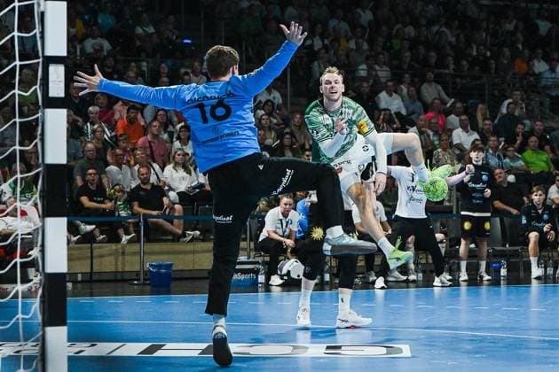 31.08.2025, xlakx, Handball Daikin HBL, Fuechse Berlin - Bergischer HC v.l. Lukas Diedrich (Bergischer HC), Mathias Gidsel (Fuechse Berlin) wirft Tor, Torschuetze, erzielt Tor, Treffer, scores the goal Berlin