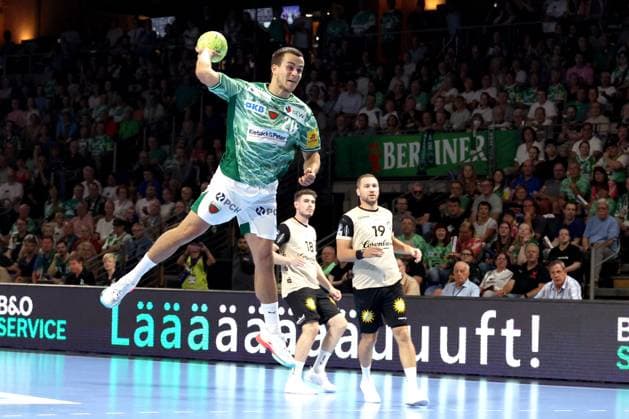 DEU, DHB, 1.HBL, Fuechse Berlin vs. Bergischer HC, 31.08.2025, Max-Schmeling-Halle, Berlin, DEU, DHB, 1.HBL, Fuechse Berlin vs. Bergischer HC, im Bild Tim Freihoefer (Fuechse Berlin 20), Tomas Babak (Bergischer HC 19)