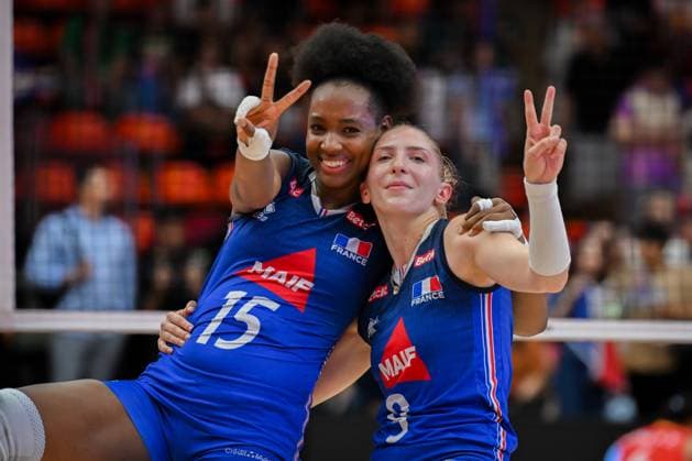 China v France - FIVB Women’s World Volleyball Championship BANGKOK, THAILAND - AUGUST 31: Amandha Sylves (15) and Nina Stojiljkovic (9) of France celebrate victory after the FIVB Women s World Volleyball Championship match between China and France at Huamark Indoor Stadium in Bangkok, Thailand on August 31, 2025. Mustafa Hatipoglu Anadolu Bangkok Thailand. Editorial use only. Please get in touch for any other usage.  Copyright: x2025xAnadoluxMustafaxHatipoglux