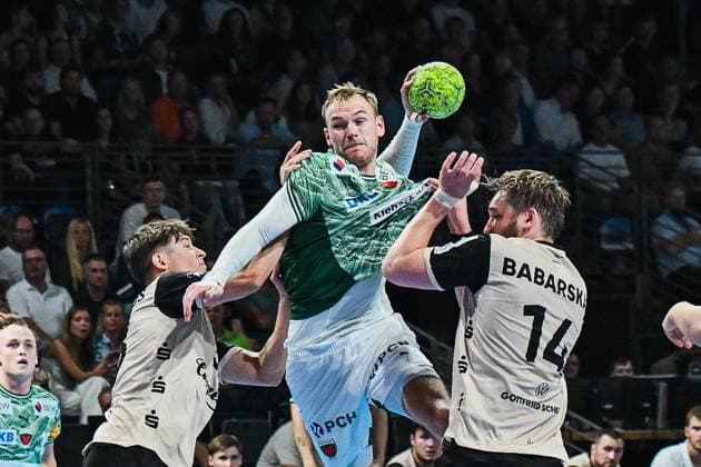 31.08.2025, xlakx, Handball Daikin HBL, Fuechse Berlin - Bergischer HC v.l. Soeren Steinhaus (Bergischer HC), Mathias Gidsel (Fuechse Berlin), Gerdas Babarskas (Bergischer HC) setzt zum Sprungwurf an Berlin