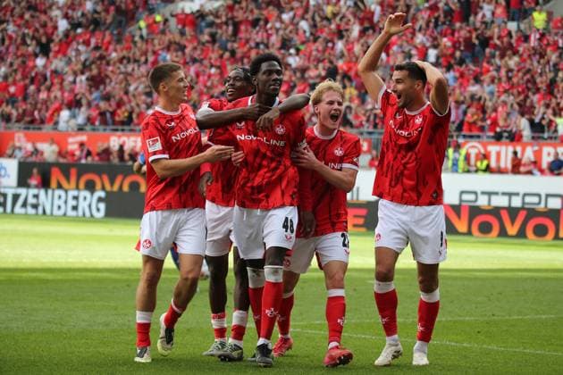 31.08.2025, xmohx, Fussball 2.Bundesliga, 1.FC Kaiserslautern - SV Darmstadt 98 v.l. Torjubel nach dem Tor zum celebrating the goal celebrate 2:1 durch Faride Alidou (1. FC Kaiserslautern) (Korrektur) (DFL DFB REGULATIONS PROHIBIT ANY USE OF PHOTOGRAPHS as IMAGE SEQUENCES and or QUASI-VIDEO) Kaiserslautern