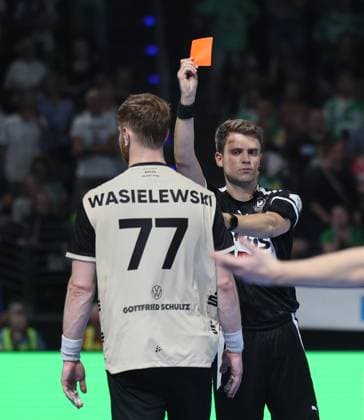 GER HBL Saison 2025 2026 FÜCHSE Berlin vs Bergischer HC, 31.08.25, Max-Schmeling-Halle, Berlin, Johannes WASIELEWSKI (Bergischer HC 77) bekommt nach grobem Foul gegen Mathias GIDSEL (Füchse Berlin 19) die rote Karte