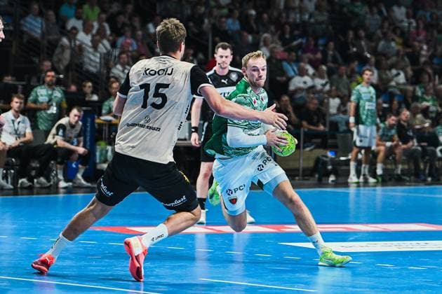31.08.2025, xlakx, Handball Daikin HBL, Fuechse Berlin - Bergischer HC v.l. Lars Kooij (Bergischer HC), Mathias Gidsel (Fuechse Berlin) Zweikampf, Duell, Kampf, tackle Berlin