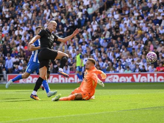 Brighton, England, August 31 2025: Manchester City s Erling Haaland (centre) scores the opening goal during the Premier League match between Brighton and Hove Albion and Manchester City at the American Express Stadium. (Photo by David Horton Sports Press Photo) Copyright: xDavidxHorton SportsxPressxPhotox Sportspressphoto_SPR18975