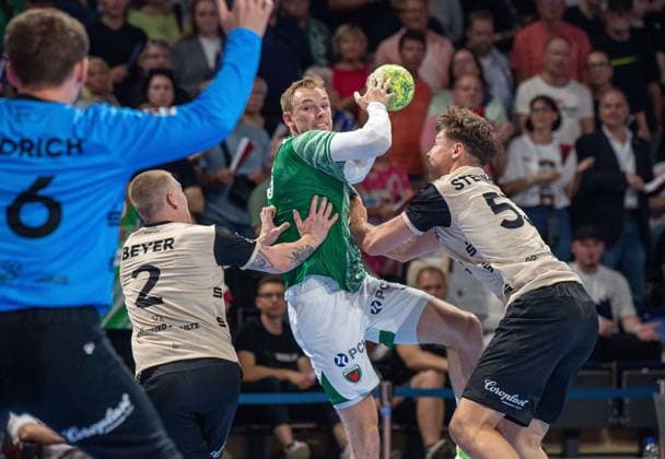 Handball, Herren, Saison 2025 2026, DAIKIN Handball-Bundesliga (1. Spieltag), Füchse Berlin - Bergischer HC, v.l. Torhüter Lukas Diedrich (BHC), Noah Beyer (BHC), Mathias Gidsel (Füchse Berlin), Sören Steinhaus (BHC), 31.08.2025, Copyright: xSebastianxRäppold MatthiasxKochx