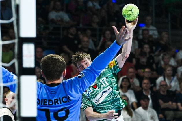 31.08.2025, xlakx, Handball Daikin HBL, Fuechse Berlin - Bergischer HC v.l. Lukas Diedrich (Bergischer HC), Nils Lichtlein (Fuechse Berlin) wirft Tor, Torschuetze, erzielt Tor, Treffer, scores the goal Berlin