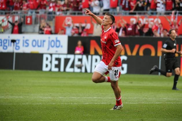 31.08.2025, xmohx, Fussball 2.Bundesliga, 1.FC Kaiserslautern - SV Darmstadt 98 v.l. Torjubel nach dem Tor zum celebrating the goal celebrate 3:1 durch Tobias Raschl (1. FC Kaiserslautern) (DFL DFB REGULATIONS PROHIBIT ANY USE OF PHOTOGRAPHS as IMAGE SEQUENCES and or QUASI-VIDEO) Kaiserslautern