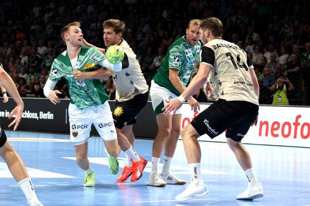 DEU, DHB, 1.HBL, Fuechse Berlin vs. Bergischer HC, 31.08.2025, Max-Schmeling-Halle, Berlin, DEU, DHB, 1.HBL, Fuechse Berlin vs. Bergischer HC, im Bild Mathias Gidsel (Fuechse Berlin 19), Lars KooijAndersen (Bergischer HC 15), Gerdas Babarskas (Bergischer HC 14)