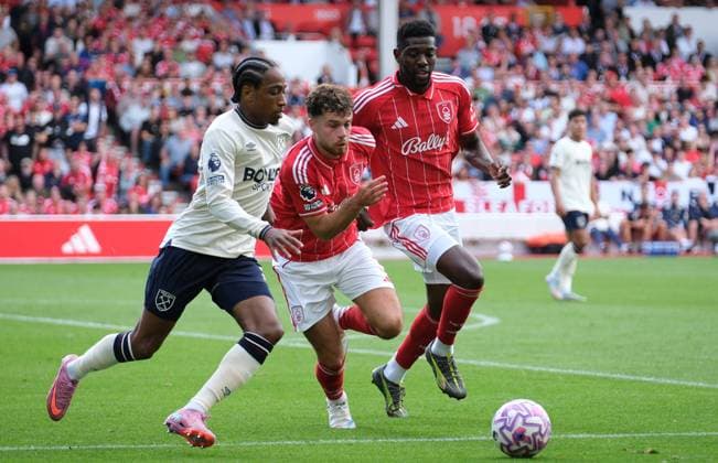 Aaron Wan Bissaka of West Ham Utd and Ibrahim Sangare and Neco Williams of Nottingham Forest seen in action during the Premier league football match between Nottingham Forest and West Ham Utd at City Ground in Nottingham. Copyright: xPaulxBonser SportsxPressxPhotox Sportspressphoto_SPR18981