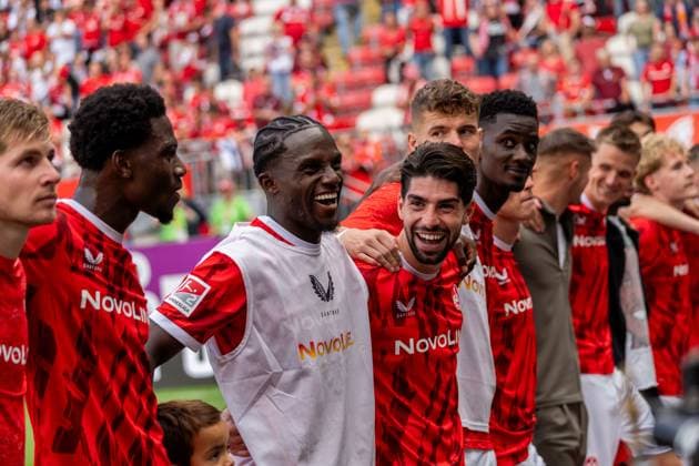 Afeez Aremu (1. FC Kaiserslautern, 23), Semih Sahin (1. FC Kaiserslautern, 08) feiern mit Mannschaft und Fans, GER, 1. FC Kaiserslautern vs. SV Darmstadt 98, Fussball, 2. Bundesliga, 4. Spieltag, Saison 2025 2026, 31.08.2025, DFL REGULATIONS PROHIBIT ANY USE OF PHOTOGRAPHS AS IMAGE SEQUENCES AND OR QUASI-VIDEO, GER, 1. FC Kaiserslautern vs. SV Darmstadt 98, Fussball, 2. Bundesliga, 4. Spieltag, Saison 2025 2026, 31.08.2025 Kaiserslautern