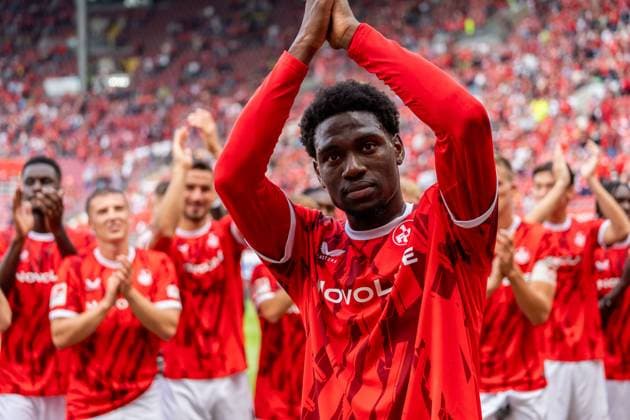 Freisteller, Portrait Faride Alidou (1. FC Kaiserslautern, 48) beim Feiern mit den Fans, GER, 1. FC Kaiserslautern vs. SV Darmstadt 98, Fussball, 2. Bundesliga, 4. Spieltag, Saison 2025 2026, 31.08.2025, DFL REGULATIONS PROHIBIT ANY USE OF PHOTOGRAPHS AS IMAGE SEQUENCES AND OR QUASI-VIDEO, GER, 1. FC Kaiserslautern vs. SV Darmstadt 98, Fussball, 2. Bundesliga, 4. Spieltag, Saison 2025 2026, 31.08.2025 Kaiserslautern