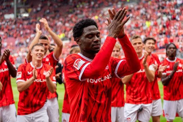Freisteller, Portrait Faride Alidou (1. FC Kaiserslautern, 48) beim Feiern mit den Fans, GER, 1. FC Kaiserslautern vs. SV Darmstadt 98, Fussball, 2. Bundesliga, 4. Spieltag, Saison 2025 2026, 31.08.2025, DFL REGULATIONS PROHIBIT ANY USE OF PHOTOGRAPHS AS IMAGE SEQUENCES AND OR QUASI-VIDEO, GER, 1. FC Kaiserslautern vs. SV Darmstadt 98, Fussball, 2. Bundesliga, 4. Spieltag, Saison 2025 2026, 31.08.2025 Kaiserslautern