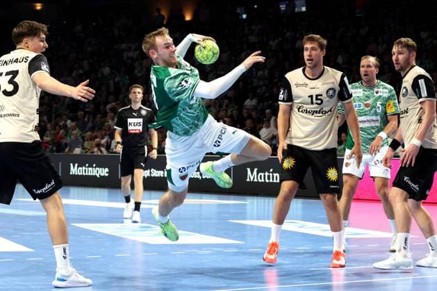 DEU, DHB, 1.HBL, Fuechse Berlin vs. Bergischer HC, 31.08.2025, Max-Schmeling-Halle, Berlin, DEU, DHB, 1.HBL, Fuechse Berlin vs. Bergischer HC, im Bild Mathias Gidsel (Fuechse Berlin 19), Lars KooijAndersen (Bergischer HC 15), Gerdas Babarskas (Bergischer HC 14)