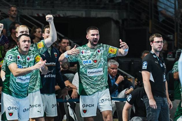 31.08.2025, xlakx, Handball Daikin HBL, Fuechse Berlin - Bergischer HC v.l. Arino Aitor (Fuechse Berlin),Fabian Wiede (Fuechse Berlin), Jaron Siewert (Fuechse Berlin Trainer) gibt Anweisungen, gestikuliert mit den Armen, gesticulate, gives instructions Berlin