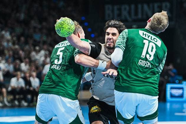 31.08.2025, xlakx, Handball Daikin HBL, Fuechse Berlin - Bergischer HC v.l. Max Darj (Fuechse Berlin), Eloy Morante Maldonado (Bergischer HC), Mathias Gidsel (Fuechse Berlin) Zweikampf, Duell, Kampf, tackle Berlin