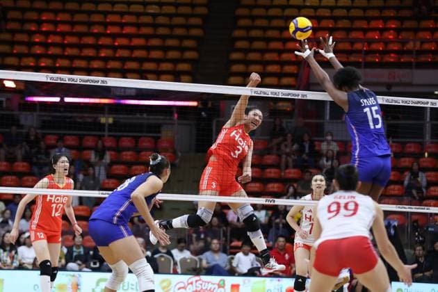 (250831) -- BANGKOK, Aug. 31, 2025 -- Tang Xin (Top L) of China competes during the round of 16 match between China and France at the 2025 FIVB Volleyball Women s World Championship, WM, Weltmeisterschaft in Bangkok, Thailand, Aug. 31, 2025. ) (SP)THAILAND-BANGKOK-VOLLEYBALL-WOMEN S WORLD CHAMPIONSHIP-CHINA VS FRANCE SunxWeitong 