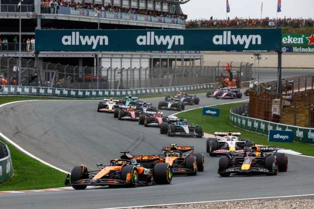 Start, 81 Oscar Piastri (AUS, McLaren F1 Team), 4 Lando Norris (GBR, McLaren F1 Team), 1 Max Verstappen (NLD, Oracle Red Bull Racing), F1 Grand Prix of the Netherlands at Circuit Zandvoort on August 31, 2025 in Zandvoort, Netherlands. (Photo by HOCH ZWEI) Zandvoort Netherlands
