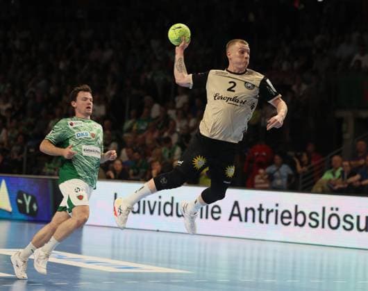 GER HBL Saison 2025 2026 FÜCHSE Berlin vs Bergischer HC, 31.08.25, Max-Schmeling-Halle, Berlin, Noah BEYER Bergischer HC 2) enteilt Hakun WEST AV TEIGUM (Füchse Berlin 34) und trifft zum 22:22 Ausgleich
