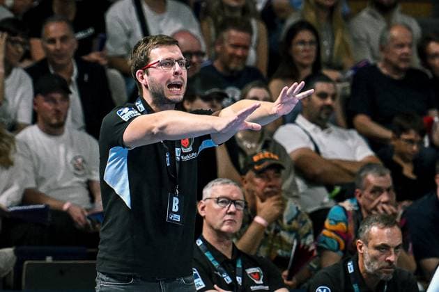 31.08.2025, xlakx, Handball Daikin HBL, Fuechse Berlin - Bergischer HC v.l. Jaron Siewert (Fuechse Berlin Trainer) gibt Anweisungen, gestikuliert mit den Armen, gesticulate, gives instructions Berlin