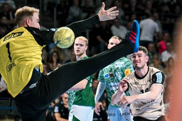 31.08.2025, xlakx, Handball Daikin HBL, Fuechse Berlin - Bergischer HC v.l. Lasse Ludwig (Fuechse Berlin), Yannick Fraatz (Bergischer HC) wirft Tor, Torschuetze, erzielt Tor, Treffer, scores the goal Berlin *** 31 08 2025, xlakx, Handball Daikin HBL, Fuechse Berlin Bergischer HC v l Lasse Ludwig Fuechse Berlin , Yannick Fraatz Bergischer HC wirft Tor, Torschuetze, erzielt Tor, Treffer, scores the goal Berlin Daniel Lakomski