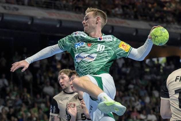 im Bild v.l.: Mathias Gidsel (Fuechse Berlin), Action, Kampf, kaempft um den Ball, GER, Berlin, Handball, Fuechse Berlin vs Bergischer HC, DAIKIN Handball-Bundesliga, in der Max Schmeling Halle, 31.08.2025, Copyright: HMBxMedia UwexKoch