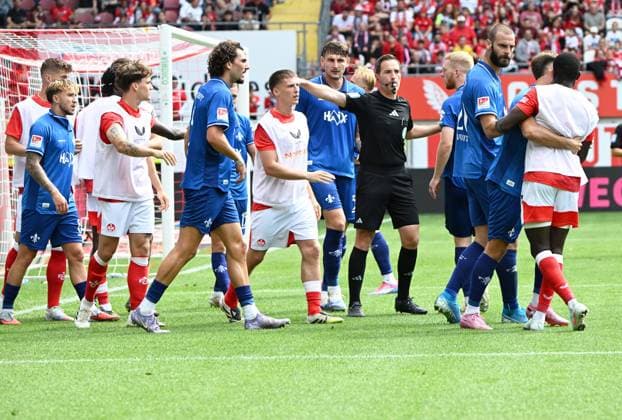 Fussball - 2. Bundesliga - Saison 2025 26 1. FC Kaiserslautern 31.8..2025 Fritz-Walter-Stadion 1. FC Kaiserslautern (fck) - SV Darmstadt 98 (da) 3:1 Schiedsrichter Benjamin BRAND hatte alle Hände voll zu tun um die Kampfhähne zu trennen 1. FC Kaiserslautern